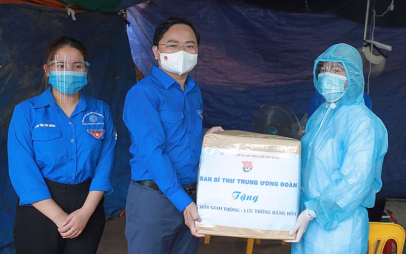 Bí thư thứ nhất Trung ương Đoàn thăm hỏi, trao quà động viên các y bác sĩ, thanh niên tình nguyện tại chốt kiểm soát dịch bệnh. 