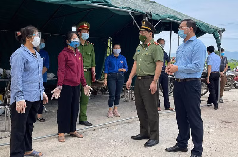 Trung tướng Nguyễn Hải Trung, Giám đốc Công an thành phố Hà Nội tới thăm, động viên người dân trên địa bàn huyện Mỹ Đức trong thời điểm dịch Covid-19 bùng phát, gây khó khăn cho đời sống.