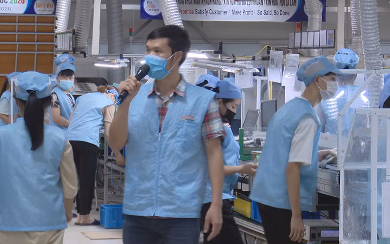 Thành viên tổ Covid Công ty TNHH Sunlin Electronics Việt Nam, khu công nghiệp Châu Sơn triển khai nhiệm vụ.