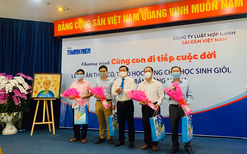 Nhà báo Nguyễn Ngọc Toàn, Tổng biên tập báo Thanh Niên tặng hoa tri ân các thầy cô giáo.