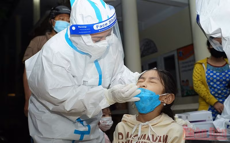 Lực lượng y tế tỉnh Hà Giang xét nghiệm nhanh cho người dân thành phố Hà Giang.