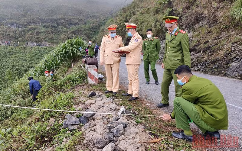 Lực lượng chức năng điều tra nguyên nhân vụ tai nạn.