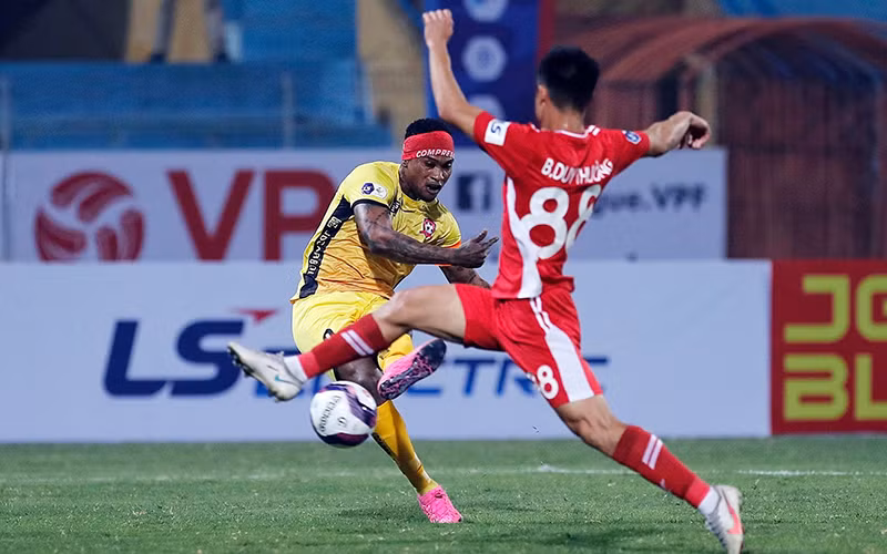 Thi đấu nỗ lực, Hải Phòng FC (áo vàng) đã thắng Viettel. Ảnh: ĐỨC CƯỜNG