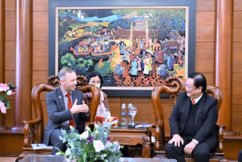 Bộ trưởng Lê Minh Hoan (phải) tiếp Đại sứ Vương quốc Anh tại Việt Nam, ông Gareth Ward. (Ảnh: PH)