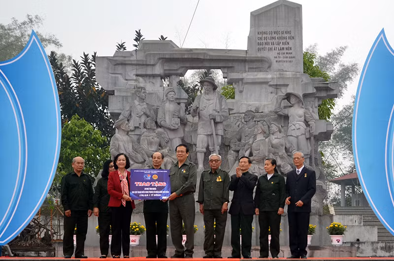 Kỷ niệm 70 năm ngày Bác Hồ tặng thơ Thanh niên xung phong -0