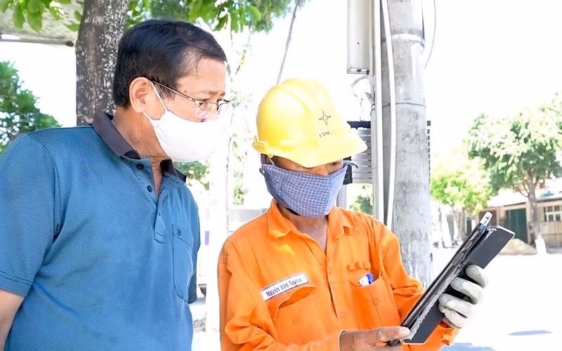 Thực hiện cấp điện cho hộ gia đình ông Huỳnh Ngọc Dũng ở tổ 6, phường Trần Phú, TP Quảng Ngãi