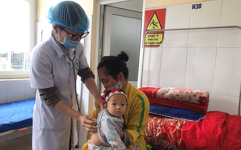 Theo dõi sức khỏe cho bệnh nhi điều trị tại Bệnh viện đa khoa Sa Pa (Lào Cai).