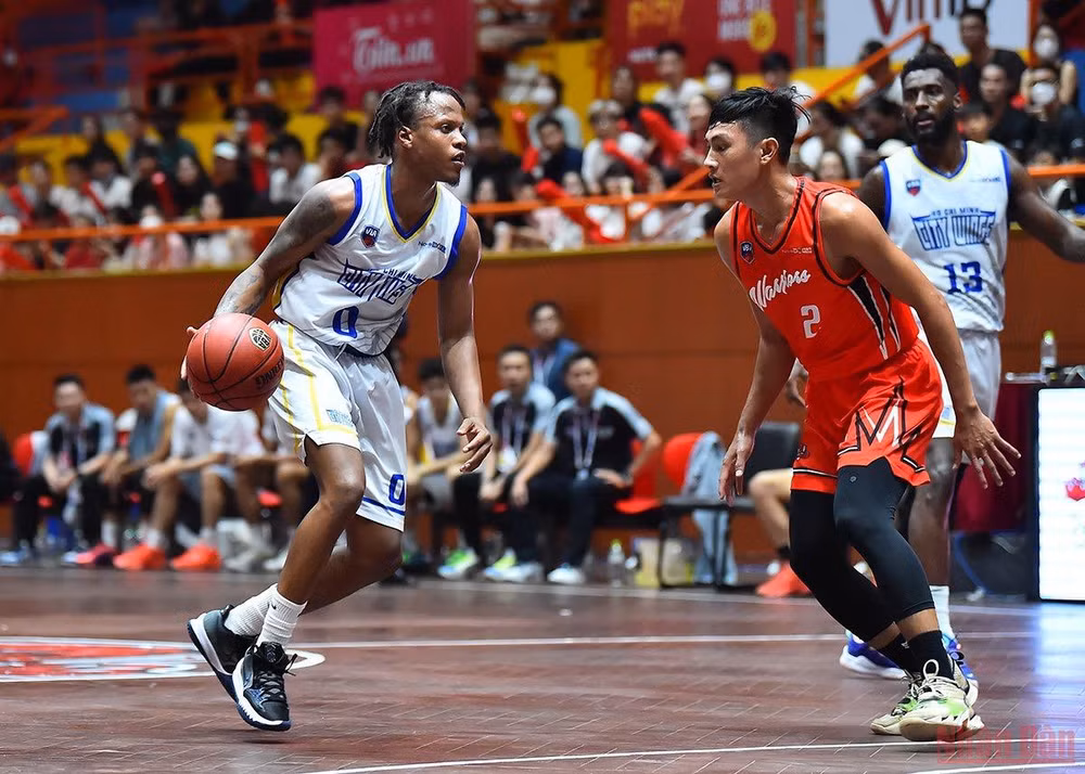 Thang Long Warriors và Ho Chi Minh City Wings đã cống hiến cho khán giả trận đấu hấp dẫn. (Ảnh: THỦY NGUYÊN)