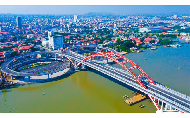 Cầu Hoàng Văn Thụ đi vào hoạt động đã tạo kết nối và là điểm nhấn cho cảnh quan giao thông đô thị Hải Phòng. Ảnh: ĐỨC NGHĨA