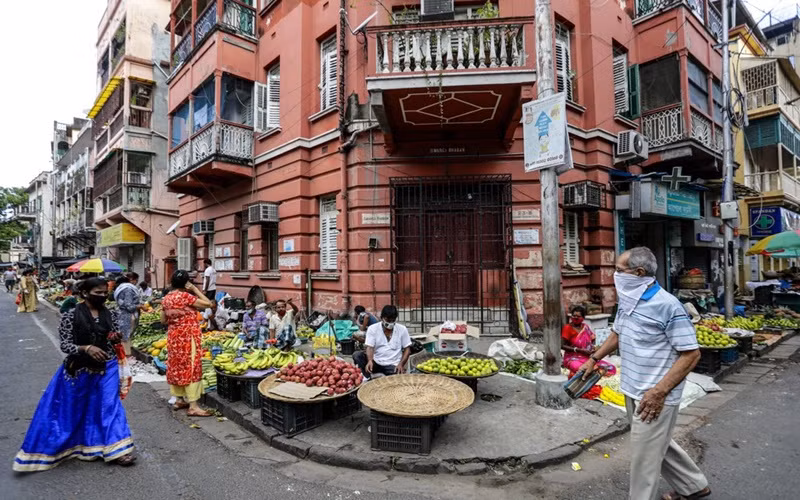 Người dân đeo khẩu trang khi đến khu chợ rau quả tại Kolkata, Ấn Độ, ngày 15-9. (Ảnh: AP)
