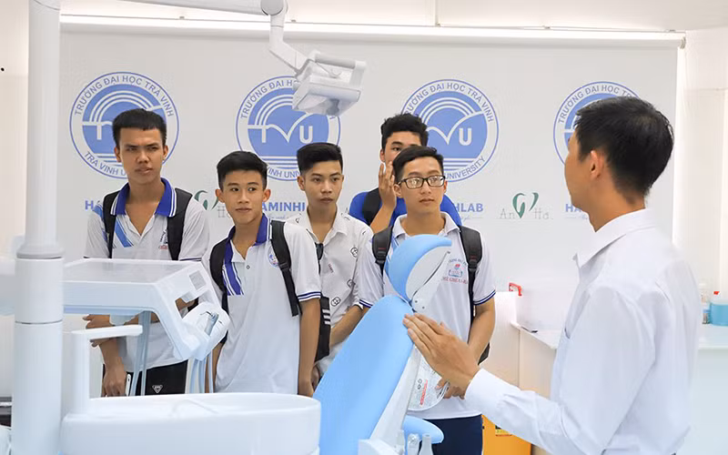 Ðầu tư phát triển nguồn nhân lực chất lượng cao luôn là trọng tâm chính sách của Ðảng và Nhà nước ta. Trong ảnh: Giờ thực hành tại phòng thí nghiệm hiện đại của Trường đại học Trà Vinh. 