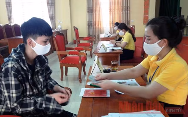 Chi trả tiền hỗ trợ dịch Covid-19 ở Thanh Hóa (Ảnh minh họa: Mai Luận).
