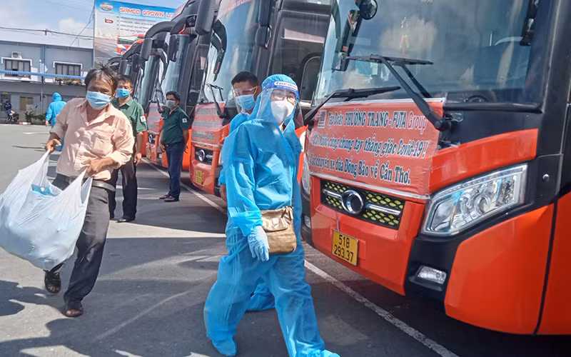 Các công dân TP Cần Thơ chuẩn bị lên xe về quê sáng 22/8 tại Bến xe Miền Tây.