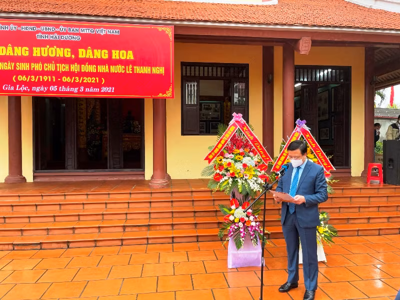 Bí thư Tỉnh ủy Hải Dương Phạm Xuân Thăng đọc diễn văn ôn lại thân thế sự nghiệp của Phó Chủ tịch Hội đồng Nhà nước Lê Thanh Nghị.