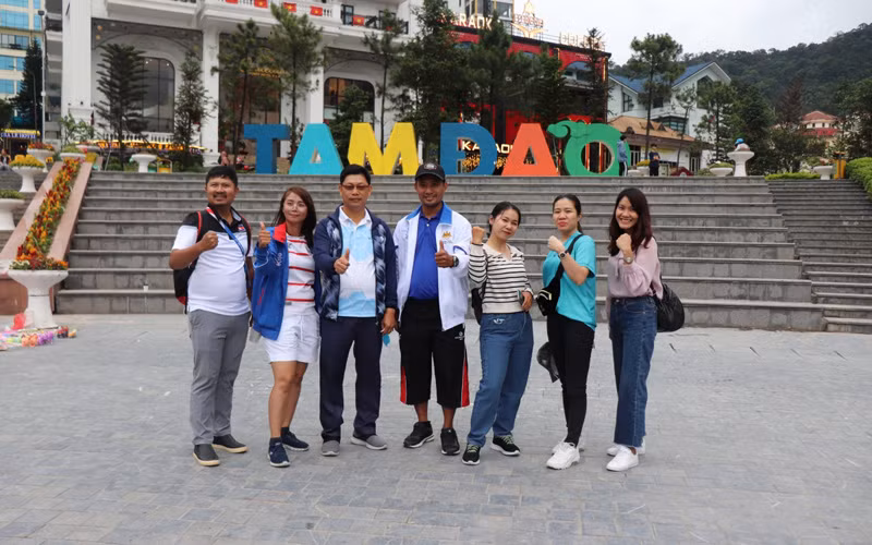 Đoàn vận động viên, huấn luyện viên tham gia SEA Games 31 tới thăm Tam Đảo, Vĩnh Phúc. (Ảnh: Trung tâm Thông tin Xúc tiến du lịch Vĩnh Phúc) 