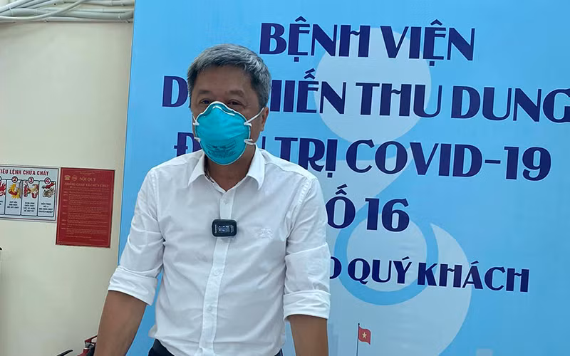 Thứ trưởng Nguyễn Trường Sơn làm việc tại Bệnh viện dã chiến 16.