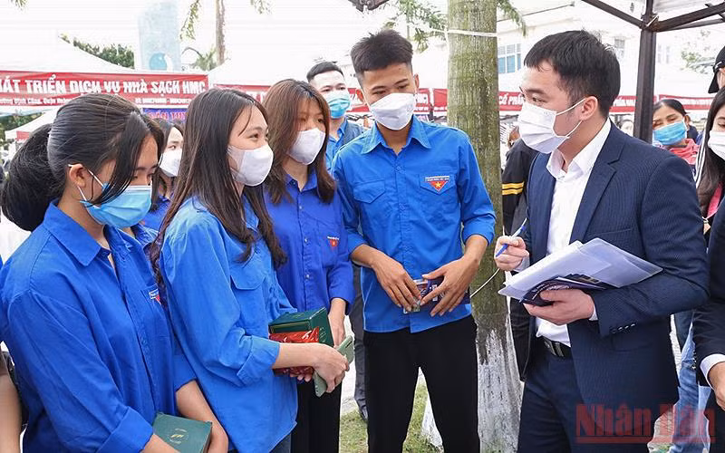 Các nhà tuyển dụng tiếp cận, trao đổi với đoàn viên, thanh niên Thủ đô tại phiên giao dịch việc làm.