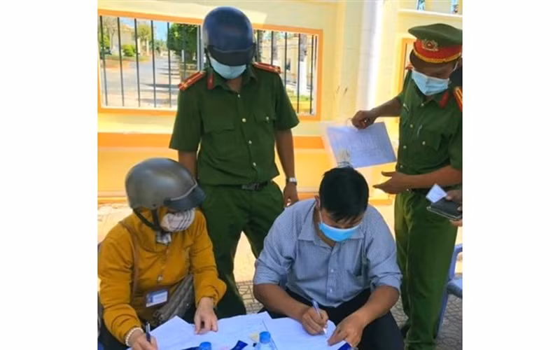 Lực lượng chức năng tỉnh phạt nhiều trường hợp người dân ra đường không đeo khẩu trang. (Ảnh: CTV)