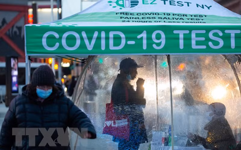 Người dân tự lấy mẫu xét nghiệm Covid-19 tại New York, Mỹ, ngày 17/12/2021. (Ảnh: THX/TTXVN).