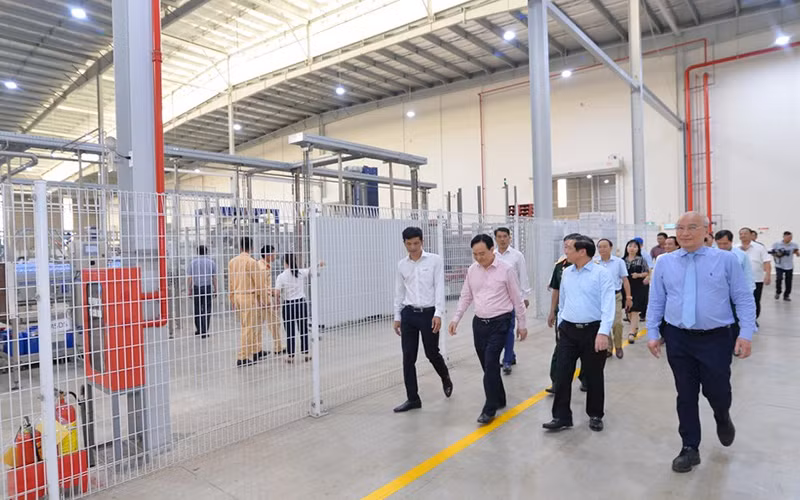Đoàn công tác tham quan nhà máy nước tinh khiết, hoa quả và thảo dược Núi Tiên. (Ảnh: THÀNH CƯỜNG)