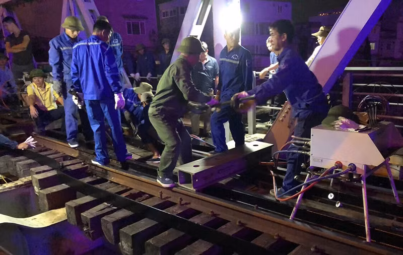 Khắc phục sự cố sà lan va vào cầu đường sắt Tam Bạc