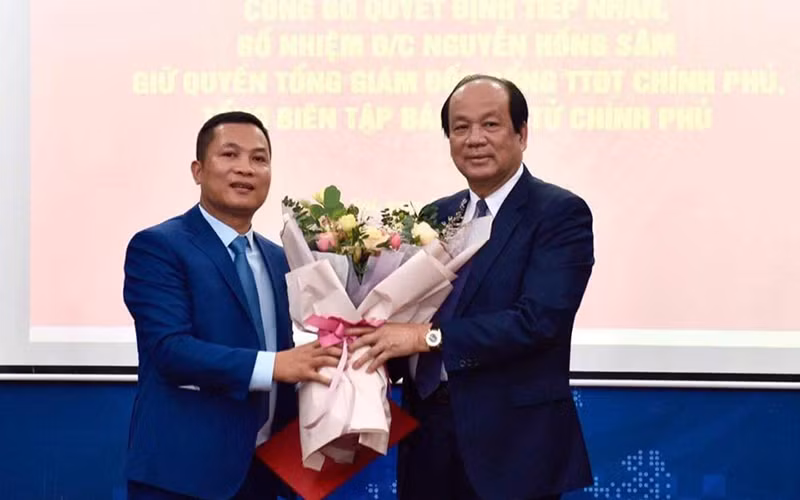  Bộ trưởng, Chủ nhiệm VPCP Mai Tiến Dũng trao quyết định tiếp nhận và bổ nhiệm ông Nguyễn Hồng Sâm giữ chức vụ quyền Tổng Giám đốc Cổng TTĐT Chính phủ kiêm Tổng Biên tập Báo điện tử Chính phủ.