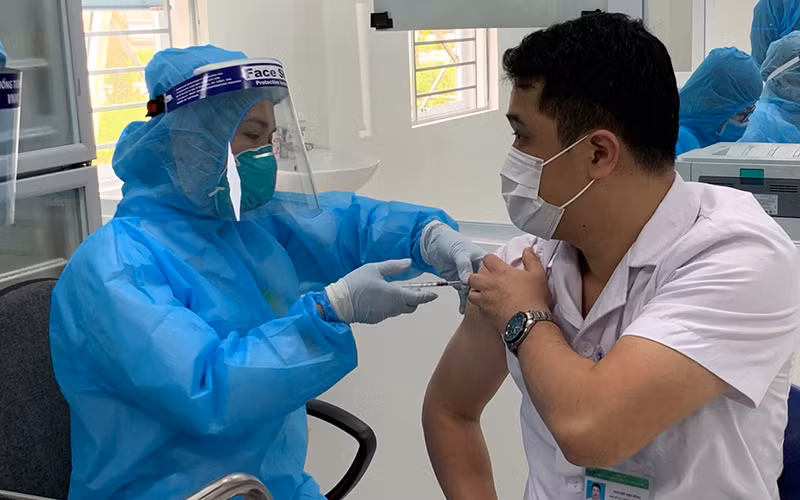 Sức khỏe những cán bộ y tế tiêm vaccine Covid-19 đầu tiên ổn định