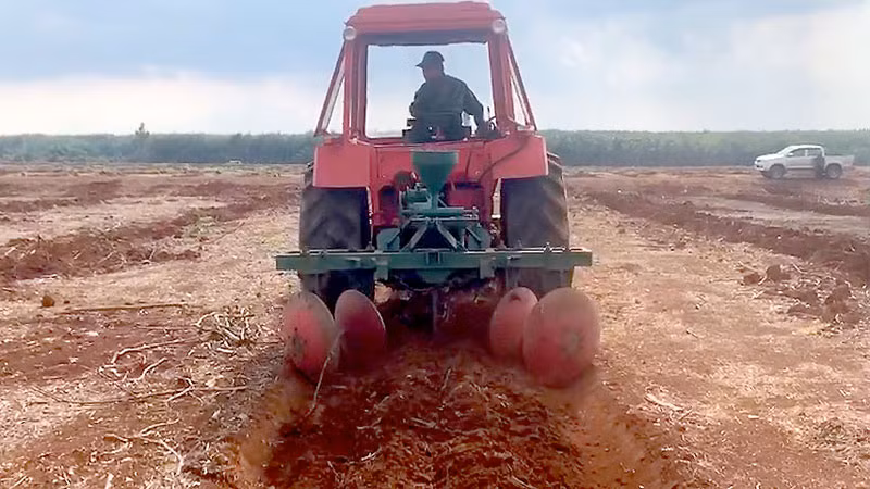 Thiết bị bón phân lót hố trồng cây cao-su do Tổng Công ty cao- su Đồng Nai tự chế.