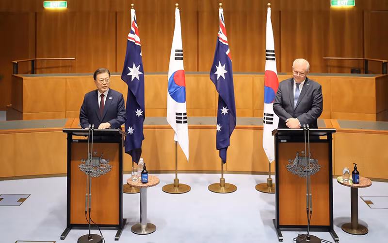 Tổng thống Hàn Quốc Moon Jae-in (trái) và Thủ tướng Australia Scott Morrison tại cuộc họp báo chung ở Canberra. (Ảnh: Yonhap)
