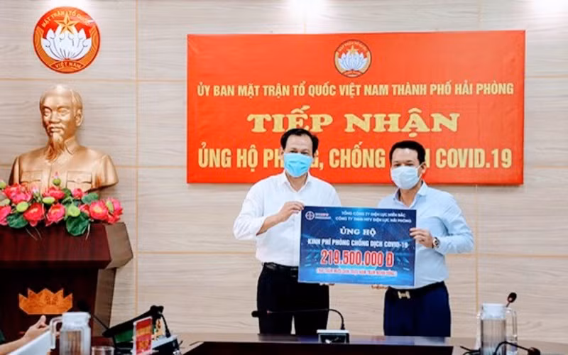 Đại diện lãnh đạo Công ty TNHH MTV Điện lực Hải Phòng trao kinh phí ủng hộ phòng, chống Covid-19.