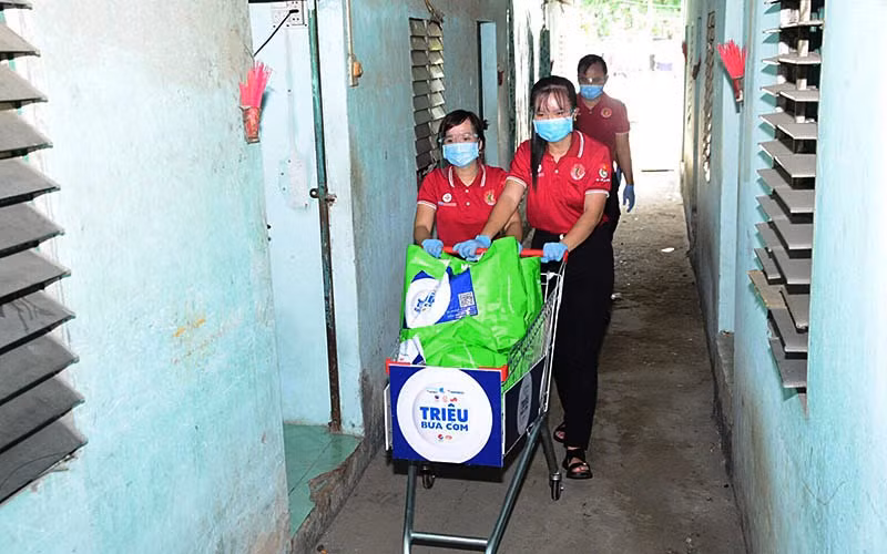 Các tình nguyện viên của chương trình “Triệu bữa cơm” đến hỗ trợ những người có hoàn cảnh khó khăn tại các khu dân cư chịu ảnh hưởng của đại dịch Covid-19.