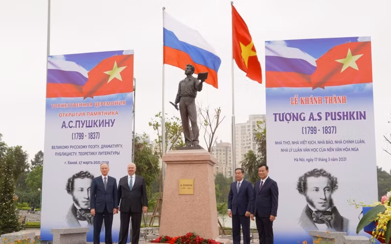 Tượng đài A.S.Puskin tại Công viên Hòa Bình (Hà Nội).