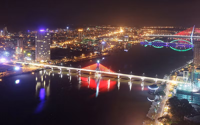 Ðô thị phát triển bên sông Hàn, thành phố Ðà Nẵng. (Ảnh THANH GIANG) 