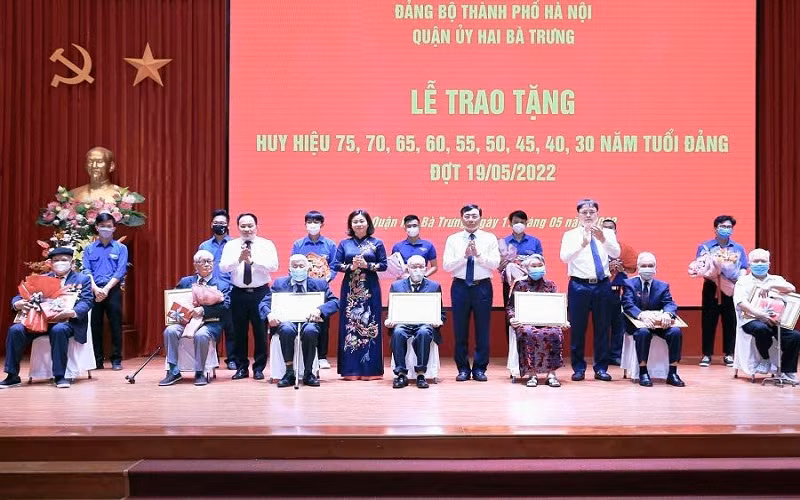 Phó Bí thư Thường trực Thành ủy Hà Nội Nguyễn Thị Tuyến trao Huy hiệu 75 năm tuổi Đảng cho các đảng viên quận Hai Bà Trưng. 