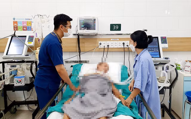 Bệnh nhân ngộ độc rượu ngâm rễ cây rừng đang nằm điều trị tại Bệnh viện Bạch Mai. 