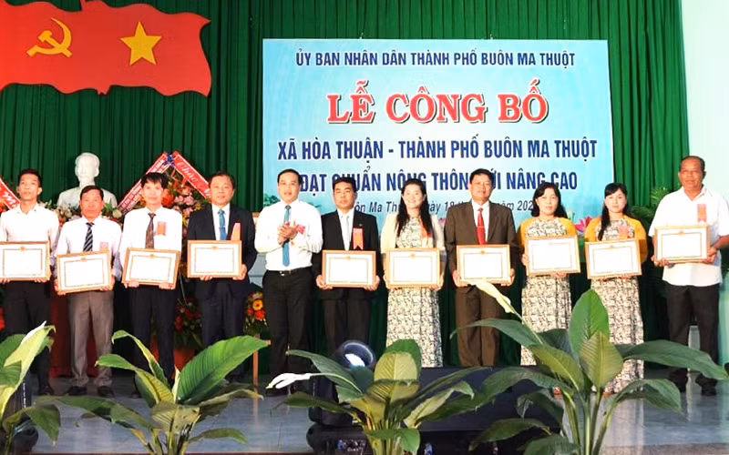 Lãnh đạo thành phố Buôn Ma Thuột trao tặng Giấy khen cho các tập thể, cá nhân xã Hòa Thuận có thành tích xuất sắc trong tham gia xây dựng nông thôn mới nâng cao ở địa phương.