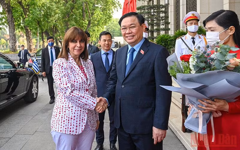 Chủ tịch Quốc hội Vương Đình Huệ đón Tổng thống Katerina Sakellaropoulou tại Nhà Quốc hội.