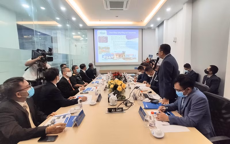 Đại diện MB Bank và Metfone tại lễ ký văn bản hợp tác, sáng 1-4.