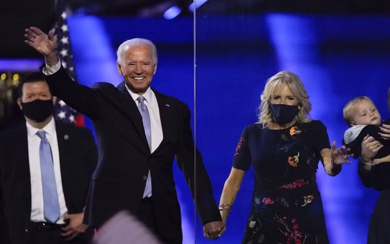 Ông Biden và vợ ông, bà Jill, vẫy chào người ủng hộ tại TP Wilmington, bang Delaware, tối 7-11. (Ảnh: AP)