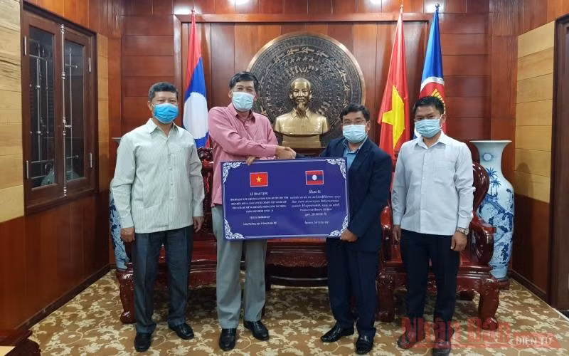 Tổng Lãnh sự quán Việt Nam tại Luang Prabang tiếp nhận hỗ trợ phòng, chống Covid-19 -0