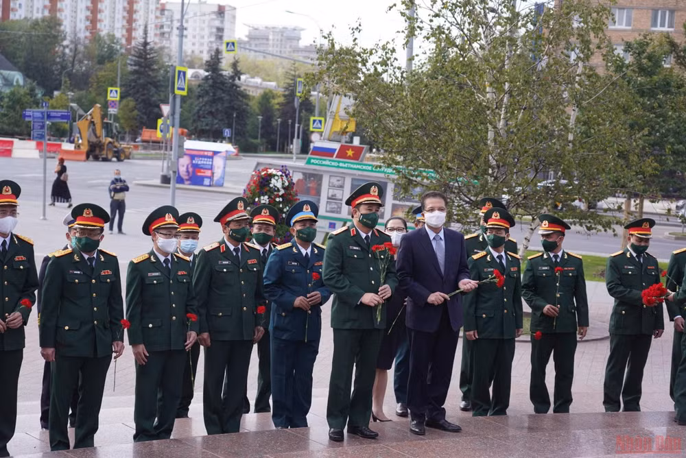 Đoàn cấp cao Quân đội nhân dân Việt Nam dâng hoa tại tượng đài Bác ở Moskva -0