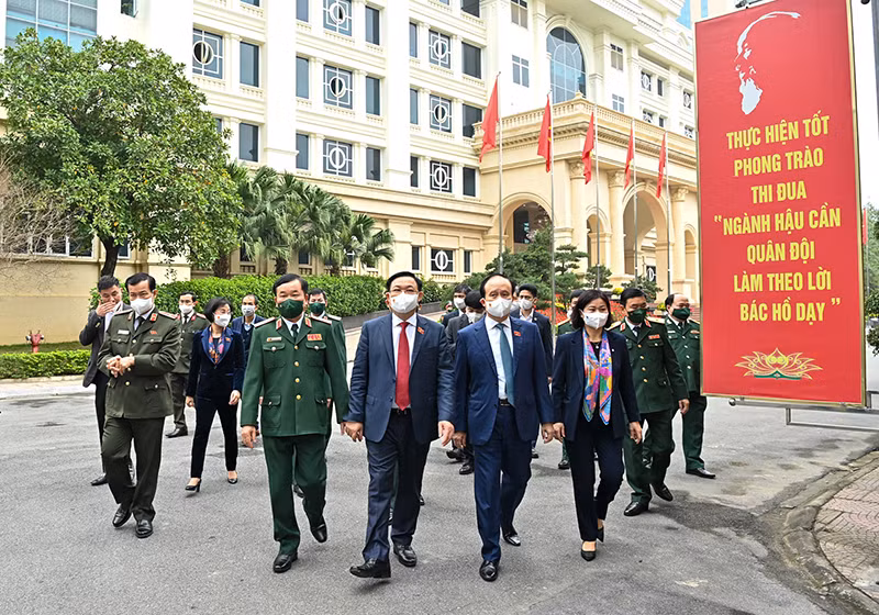 Chủ tịch Quốc hội Vương Đình Huệ và đoàn công tác thăm, chúc Tết Bộ Tư lệnh Thủ đô. (Ảnh: DUY LINH) 