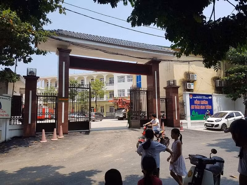 Sập ta-luy trường học, nhiều người thương vong -0