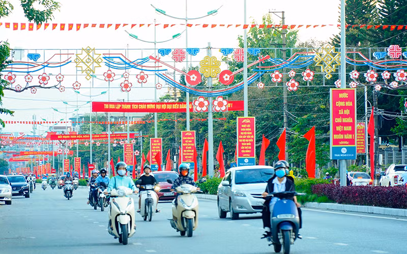 Đường phố TP Điện Biên Phủ (Điện Điên) rực rỡ chào mừng thành công Đại hội. Ảnh Lê Lan.