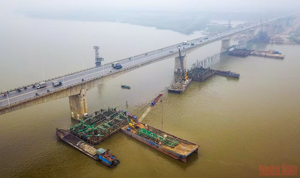 Đẩy nhanh tiến độ thi công cầu Vĩnh Tuy 2 trong năm 2022 -0