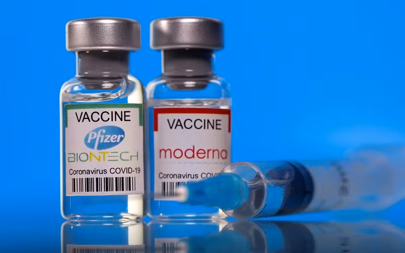 Vaccine ngừa Covid-19 của hãng Pfizer/BioNTech và hãng Moderna sản xuất theo công nghệ mRNA. (Ảnh: Reuters)
