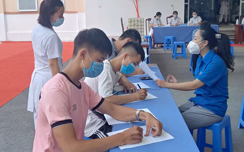 Đến nay, khoảng 24% số người làm việc trong các KCN Thái Nguyên được tiêm vaccine mũi 1 phòng Covid-19.