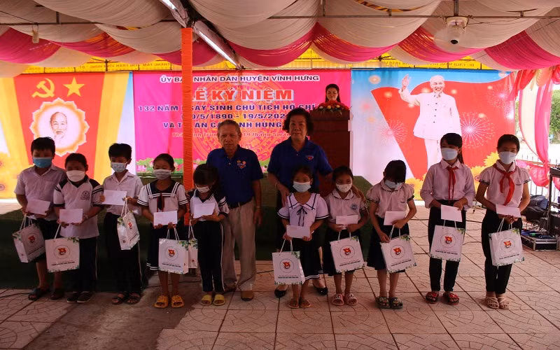 Đại diện Ban liên lạc Cựu chiến binh Trung đoàn 174, Sư đoàn 5 trao tặng quà cho học sinh nghèo vượt khó, học giỏi... trên địa bàn xã Thái Bình Trung, huyện Vĩnh Hưng, tỉnh Long An. 
