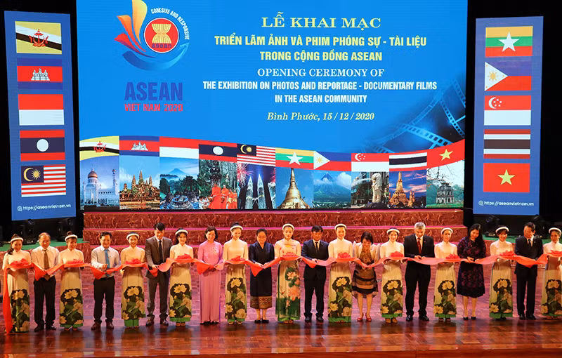 Các đại biểu cắt băng nghi thức khai mạc triển lãm ảnh và phim phóng sự - tài liệu về cộng đồng ASEAN. 
