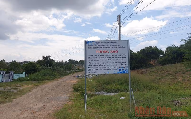 Bảng Thông báo thống kê mồ mả là biển hiệu duy nhất để nhận biết khu vực này là Dự án Khu dân cư Nguyễn Thông